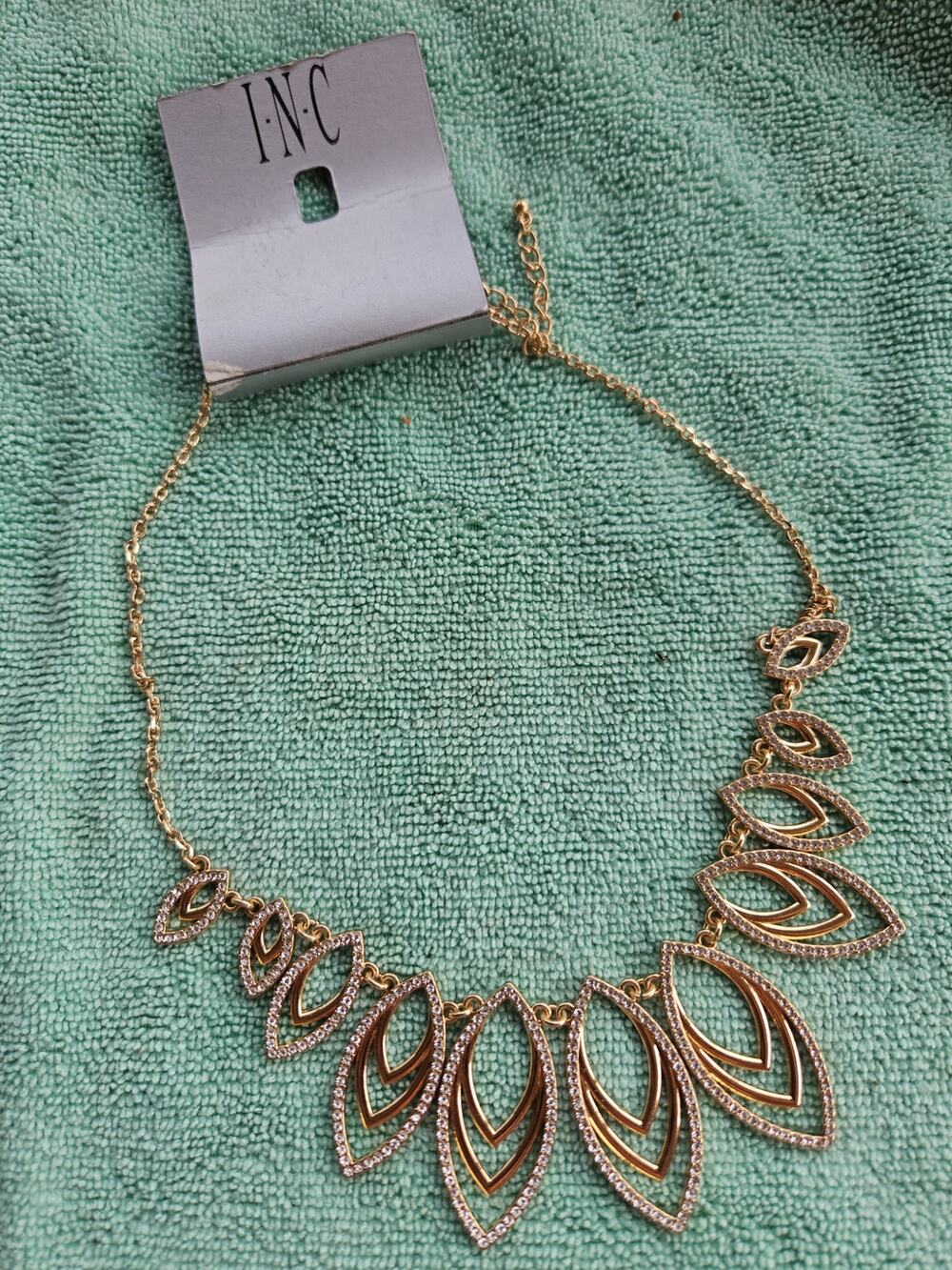 Beautiful necklace, international concepts. New.